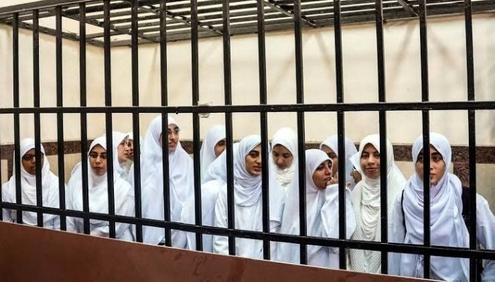 2800 سيدة اعتقلن خلال 14 عامًا.. تقرير حقوقي يرصد انتهاكات شديدة بحق المعتقلات بسجون السيسي