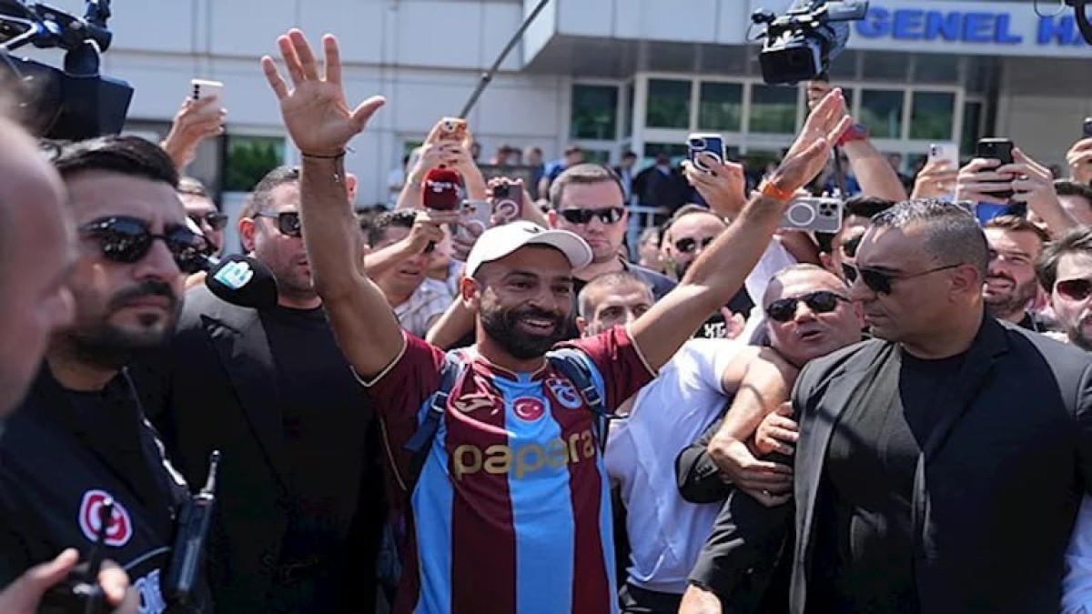 شاهد..  استقبال أسطوري لمحمد صلاح من جماهير طرابزون التركي بالشماريخ والألعاب النارية