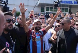 شاهد..  استقبال أسطوري لمحمد صلاح من جماهير طرابزون التركي بالشماريخ والألعاب النارية