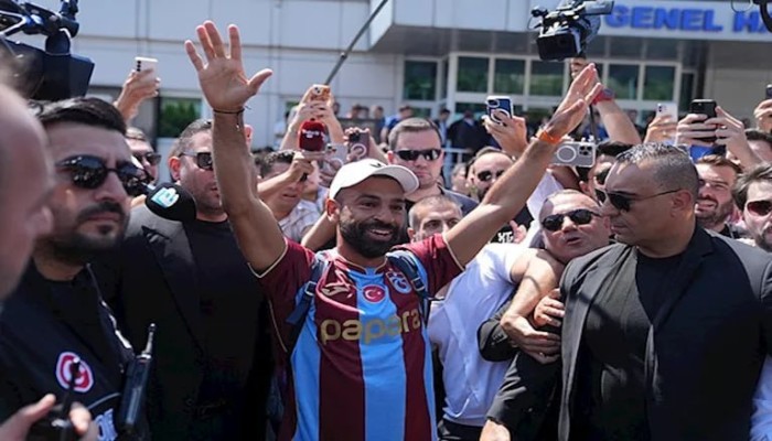 شاهد..  استقبال أسطوري لمحمد صلاح من جماهير طرابزون التركي بالشماريخ والألعاب النارية
