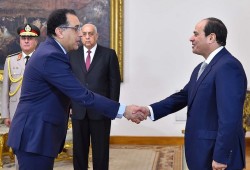 لجان السيسي الإلكترونية تدفع نحو إقالة حكومة مدبولي.. وتحذيرات من تحويلها إلى كبش فداء لفشل المتعاص