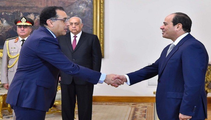 لجان السيسي الإلكترونية تدفع نحو إقالة حكومة مدبولي.. وتحذيرات من تحويلها إلى كبش فداء لفشل المتعاص