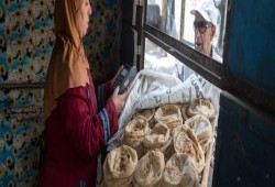 مدى مصر || استبعاد مئات الآلاف من بطاقات التموين يثير أزمة بعد تعليق الدعم عن أسر اعتُبرت "غير مستحقة"