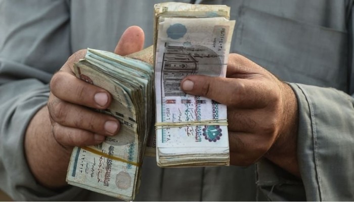 حكومة السيسي تستنزف مدخرات المصريين لحساب ديونها.. الادخار يهوي بنسبة 75% والبنوك تفقد 86.9 مليار جنيه