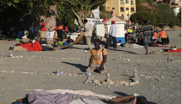 الجارديان || مهاجرون في سبتة يكافحون للبقاء في الحر القاسي والليالي شديدة البرودة: «لا نملك خيامًا أو بطانيات»