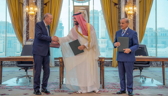 زعيم حزب "السعادة" التركي ينتقد استبعاد مصر من اتفاقية مكة.. ووزير الخارجية: ستنضم قريبًا للتحالف