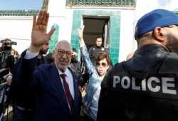 الغنوشي يضرب عن الطعام والدواء احتجاجًا على عزله ومنع أسرته ومحاميه من زيارته