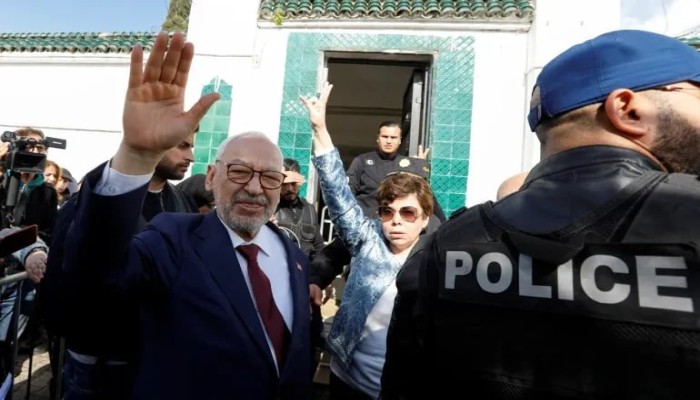 الغنوشي يضرب عن الطعام والدواء احتجاجًا على عزله ومنع أسرته ومحاميه من زيارته