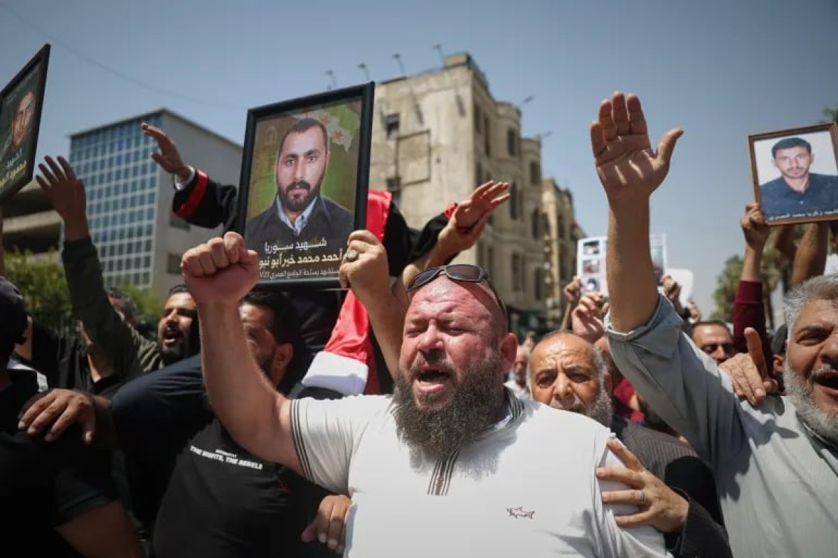 الحكم بإعدام بشار وماهر الأسد وعاطف نجيب.. وسط فرحة عارمة وتكبيرات تهز سوريا (فيديو)