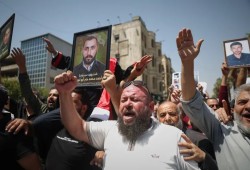 الحكم بإعدام بشار وماهر الأسد وعاطف نجيب.. وسط فرحة عارمة وتكبيرات تهز سوريا (فيديو)