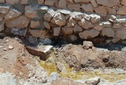 أهالي نجع السايح بأسوان يستغيثون قبل الكارثة .. بيارات صرف وتسريب مياه وراء تصدع المنازل