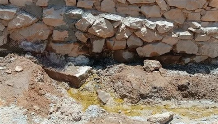 أهالي نجع السايح بأسوان يستغيثون قبل الكارثة .. بيارات صرف وتسريب مياه وراء تصدع المنازل