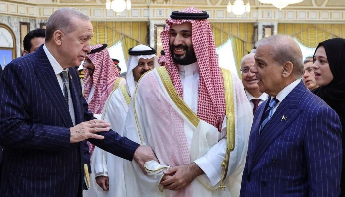 هآرتس || تكتل سعودي تركي باكستاني قد يهمّش الولايات المتحدة ويقرّب إيران من اتفاق دبلوماسي
