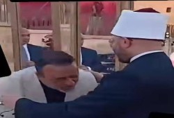 تقبيل مصطفى حسني يد وزير الأوقاف يشعل الجدل..  تملق للسلطة أم توقير مبالغ فيه؟