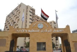 "السيسي" يقلص الجهاز الإداري من 5.8 إلى 3.9 مليون موظف.. الخدمات تنهار مع تقاعد 175 ألفًا سنويًا