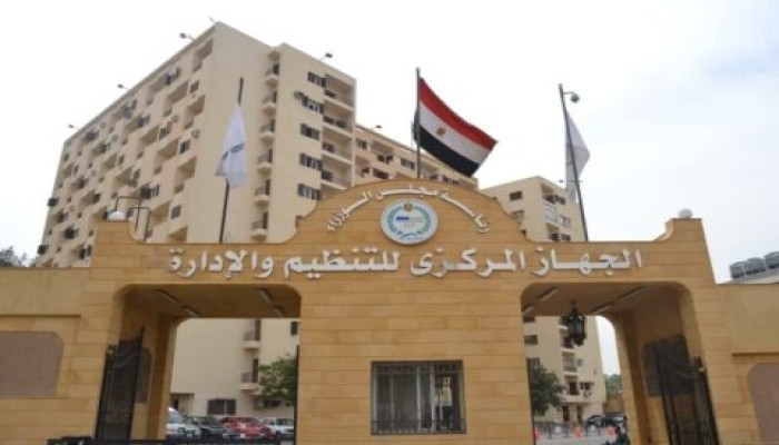 "السيسي" يقلص الجهاز الإداري من 5.8 إلى 3.9 مليون موظف.. الخدمات تنهار مع تقاعد 175 ألفًا سنويًا