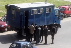 شاهد || 13 عامًا على مجزرة عربة ترحيلات أبو زعبل.. 37 محتجزًا ماتوا اختناقًا بغاز الداخلية