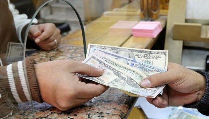 ارتفاع سعر الدولار رغم تدفقات الأموال الساخنة في السوق المصري .. وخبراء يحذرون من رهان الحكومة على الإقتراض