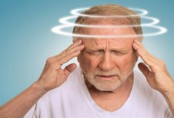 الدوخة عند النهوض.. أسباب الدوخة المفاجئة ومتى تستدعي الانتباه