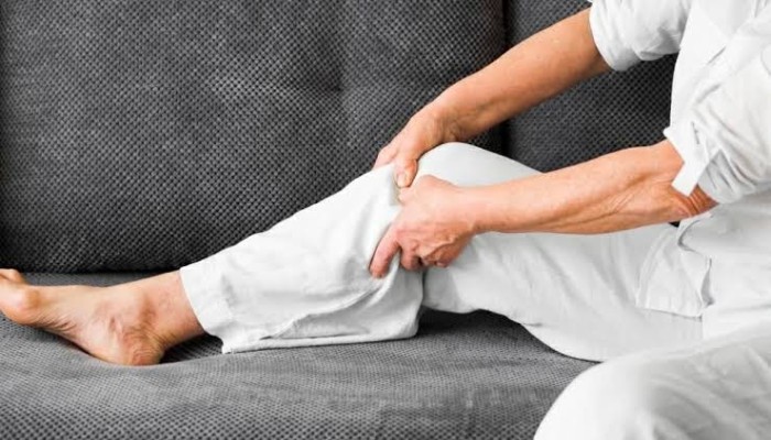 لماذا تُصاب بتشنجات الساق أثناء النوم؟ ومتى قد تكون خطيرة؟