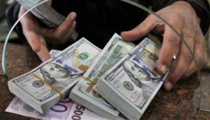 حكومة السيسي تلاحق دولارات المغتربين بوثيقة معاش تبدأ من 500 دولار.. وانتقادات باستنزاف المدخرات وغياب الضمانات