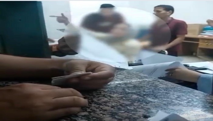 بالفيديو.. موظفون يشتبكون مع مواطن في تأمينات فيصل ويتطاولون عليه بالشتائم والإهانة