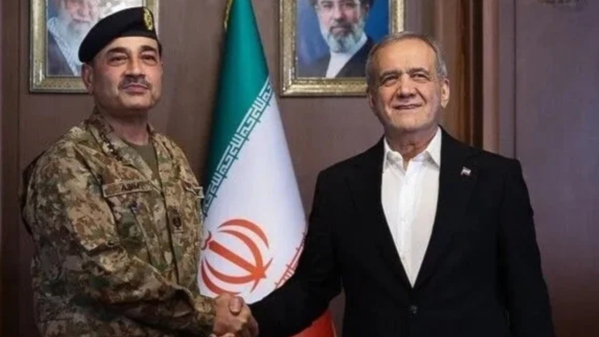 قائد الجيش الباكستاني يزور إيران ويفتح باب الوساطة