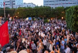 فيديو || احتجاجات في تونس للتنديد بانقطاع الماء والكهرباء وتدهور المعيشة
