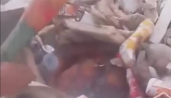 بالفيديو.. جثامين تطفو بترعة الإسماعيلية في أبو زعبل تثير الرعب والغضب بين الأهالي وسط شكاوى من الروائح وتأخر الانتشال والتحقيق
