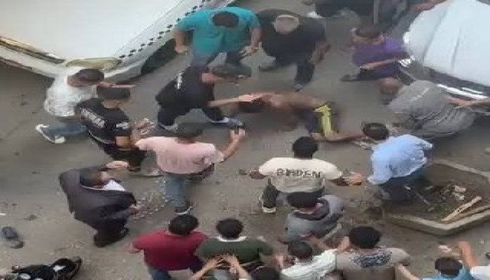 فيديو || سحل متهم بسرقة الكراتين في المهندسين.. هل تحوّل المصريون إلى قضاة وجلادين في غياب دور الدولة؟