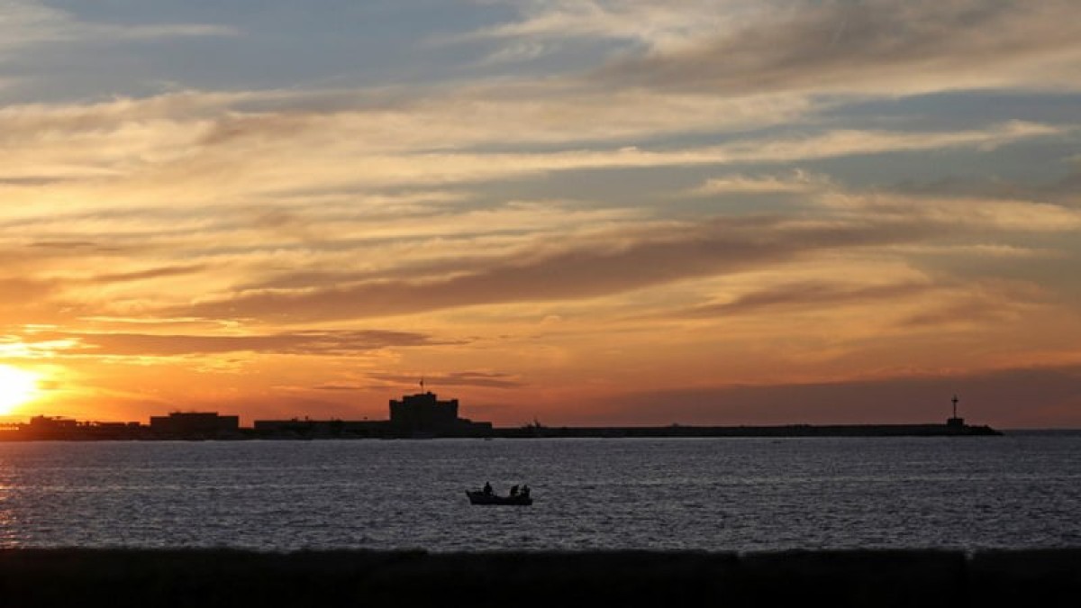 أمواج تصل إلى 4.5 متر.. رياح عاتية تغلق موانئ وشواطئ البحر المتوسط وتوقف الصيد