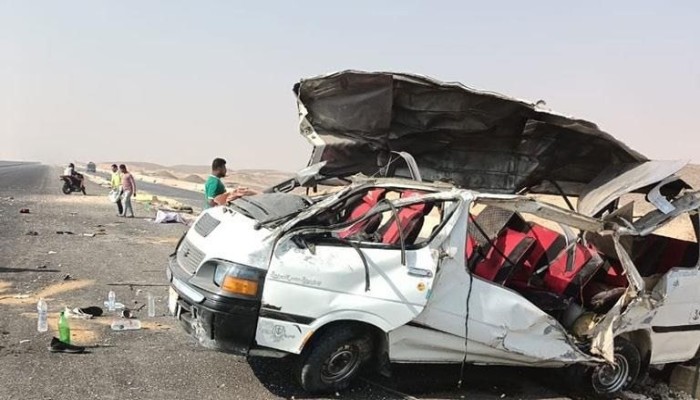 مصرع وإصابة 15 شخصاً في انقلاب ميكروباص على صحراوي المنيا