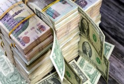 هروب الأموال الساخنة والفائدة المرتفعة يدفعان الدولار إلى مستويات قياسية بتجاوز الـ 51 جنيهاً