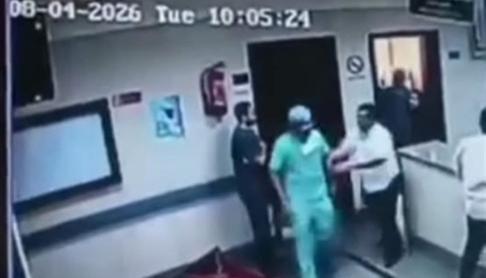 فيديو || طبيب يعتدي بـ«الشبشب» على زميلته داخل مستشفى أسيوط