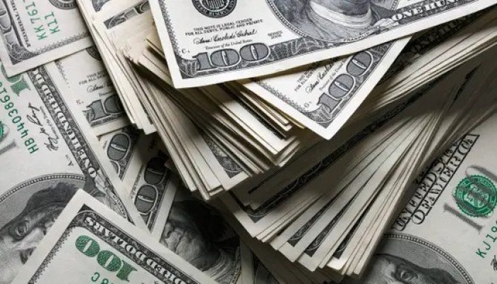البنوك المصرية ترفض دولارات سليمة بسبب الحبر والقطع.. وغياب معيار موحد يحمّل المواطنين الخسائر
