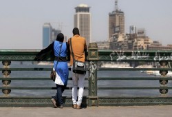 لماذا يعيد كثير من المصريين التفكير في الإنجاب؟