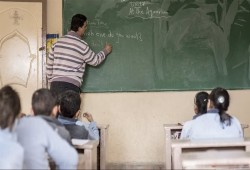 توزيع وزارة التعليم العشوائي لوظائف المعلمين الجدد يفرض الاغتراب المكلف عليهم
