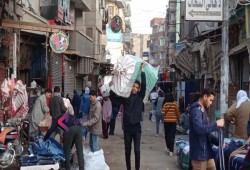 كيف رفعت قرارات تعويم الجنيه وتقليص الدعم نسبة الفقر إلى 35.7% وأدت إلى تآكل دخول المصريين؟