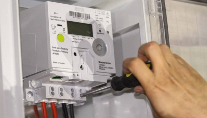 وزارة الكهرباء تُبقي عدادات المغتربين لكنها تراكم رسوم الخدمة لتلتهم الرصيد عند أول شحن
