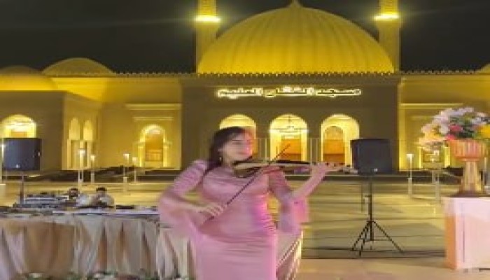 فيديو|| ساحة مسجد الفتاح العليم تتحول للرقص والغناء بملابس غير محتشمة.. ألهذا بناه السيسي؟