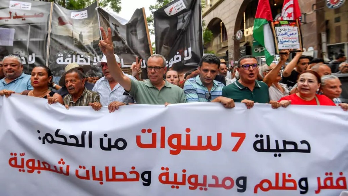 اعتقال السلطات التونسية محمد اليوسفي وتدهور صحته في السجن يفجران احتجاجات تندد باستهداف الصحفيين