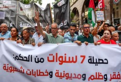 اعتقال السلطات التونسية محمد اليوسفي وتدهور صحته في السجن يفجران احتجاجات تندد باستهداف الصحفيين