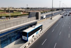 قصور تأمين وزارة النقل يسمح بتكرار اقتحام مسار الأتوبيس الترددي وتعطيل الركاب
