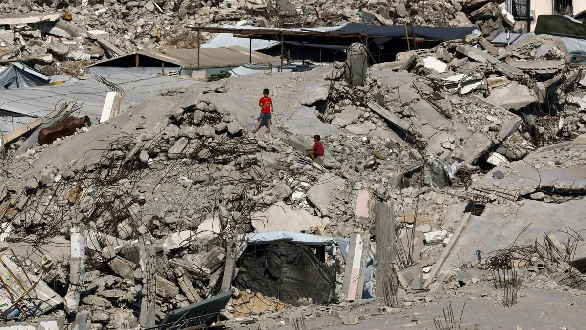 الاحتلال الصهيوني يقتل فلسطينيين ويجرف أراضي غزة لحرمان أهاليها من الغذاء