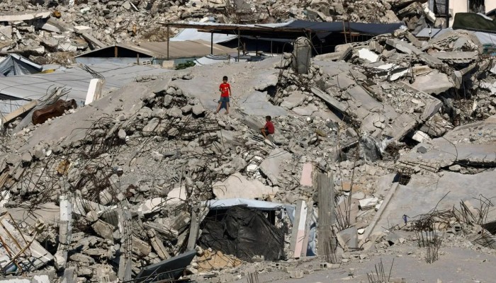 الاحتلال الصهيوني يقتل فلسطينيين ويجرف أراضي غزة لحرمان أهاليها من الغذاء