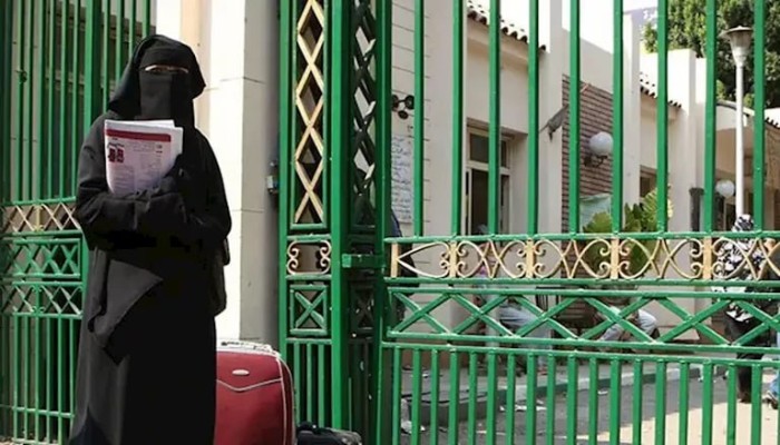 حظر النقاب منذ 2023 بلا تنفيذ .. لماذا تعيد وزارة التربية والتعليم التذكير بقرار المنع رغم عدم قدرتها على تطبيقه ووجود آلاف المنقبات داخل المدارس؟