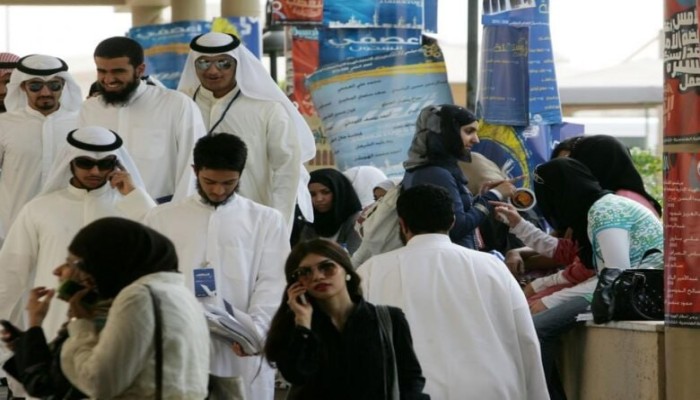 المعلمون المصريون أمام خطر فقدان وظائفهم بالكويت مع بدء إنهاء خدمات 7 آلاف وافد لتقليص النفقات