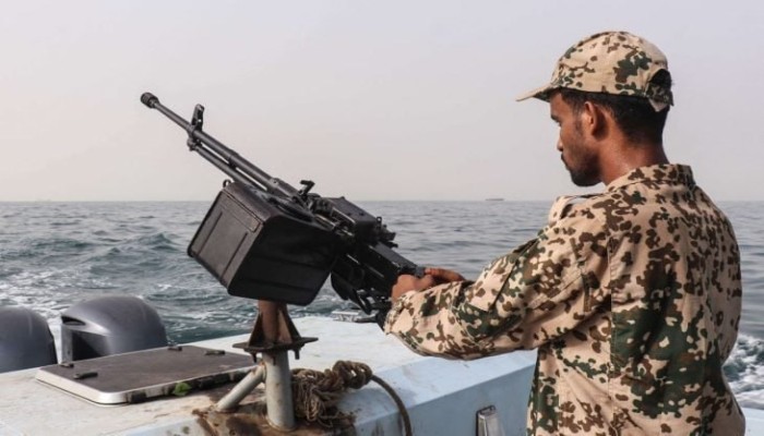 إيران: استهدفنا قاعدة أمريكية بالأزرق ردًا على تدمير ناقلاتنا.. والأردن يعترض 18 صاروخًا