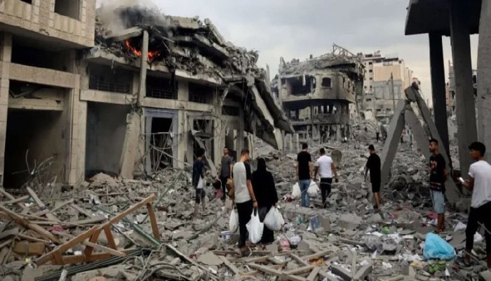 الاحتلال يقصف غزة ويحجب 65% من المساعدات ويعتقل 24 فلسطينيًا بالضفة