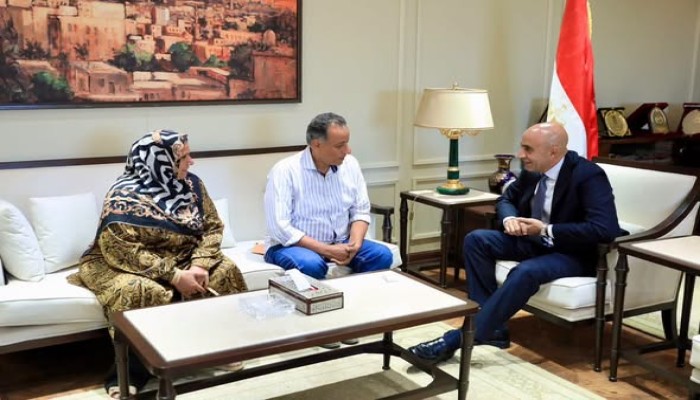 ردًا على توبيخ محافظ القليوبية لهما.. وزير التعليم يكرم مديري المدرستين ويؤكد: كرامة مديري المدارس خط أحمر